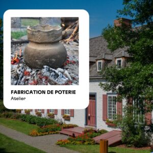 Devant le bâtiment du Manoir Bourcher de Niverville, lieux aux volets rouges et au jardin fleuri, une affiche présente un atelier de fabrication de poterie. On y voit un pot en terre cuite décoré, posé sur des braises encore rouges.