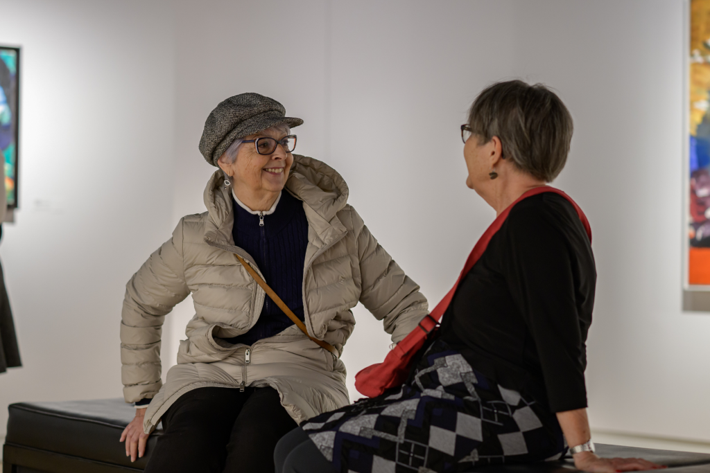 Deux femmes discutent de leur expérience lors de l'exposition en arts visuels au centre d'exposition Raymond-Lasnier